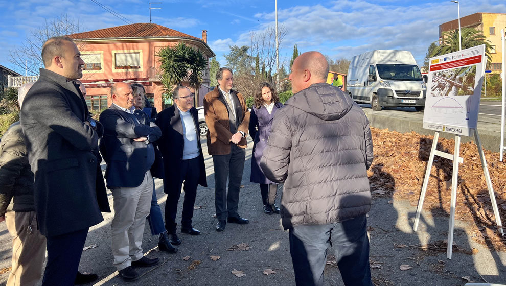 Varias autoridades presentan el proyecto de construcción de una pasarela en el Puente de la Barca