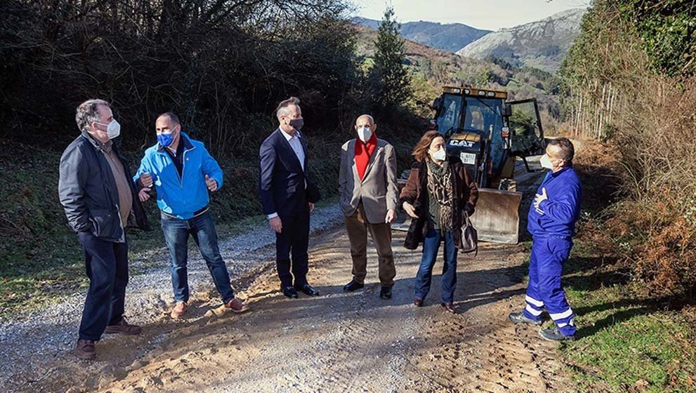 El consejero de Desarrollo Rural, Guillermo Blanco, durante una visita a una obra en una camino rural