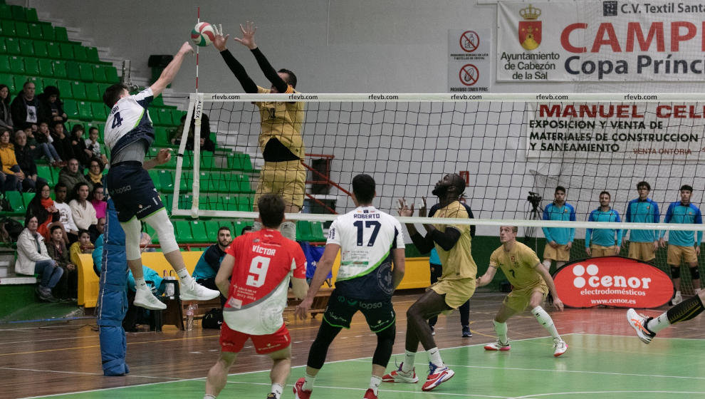 Una acción del partido entre Voley Textil y Barça | Foto: Marcos Fierro