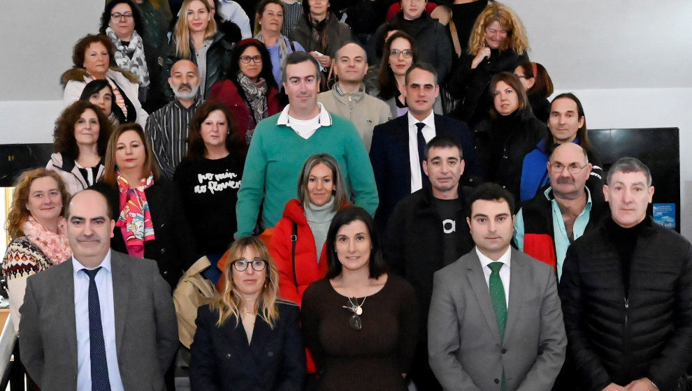 La alcaldesa de Santander, Gema Igual, y la consejera de Empleo, Eugenia Gómez de Diego, entre otros representantes del Ayuntamiento y del Gobierno, con los 78 parados que trabajarán durante seis meses en el Ayuntamiento