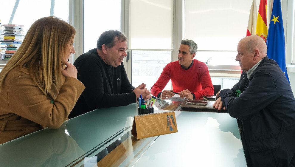 El vicepresidente y consejero de Universidades, Igualdad, Cultura y Deporte, Pablo Zuloaga, recibe al alcalde de San Miguel de Aguayo, Eduardo Gutiérrez