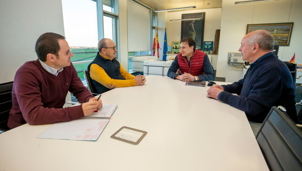 El consejero de Industria, Turismo, Innovación, Transporte y Comercio, Javier López Marcano, mantiene una reunión con Mecánicas Brañosera