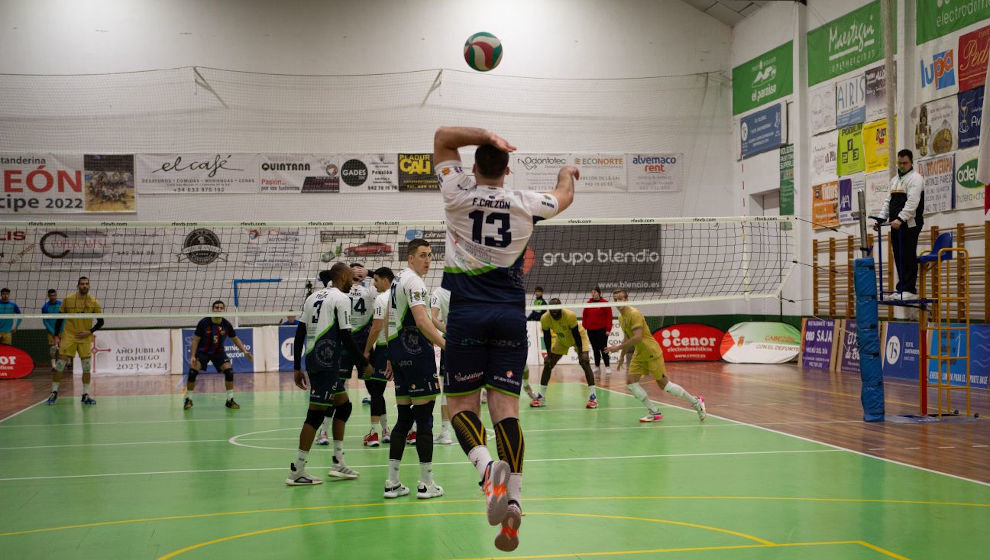 Un jugador del Textil realizando un saque | Foto: Marcos Fierro