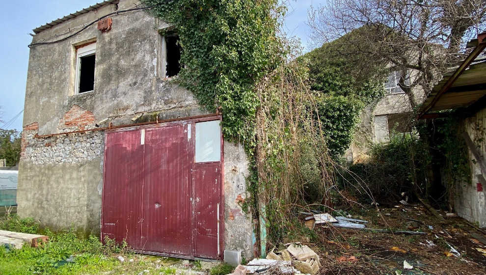 Edificaciones en mal estado que se van a derribar en la calle Aviche de Monte, en Santander