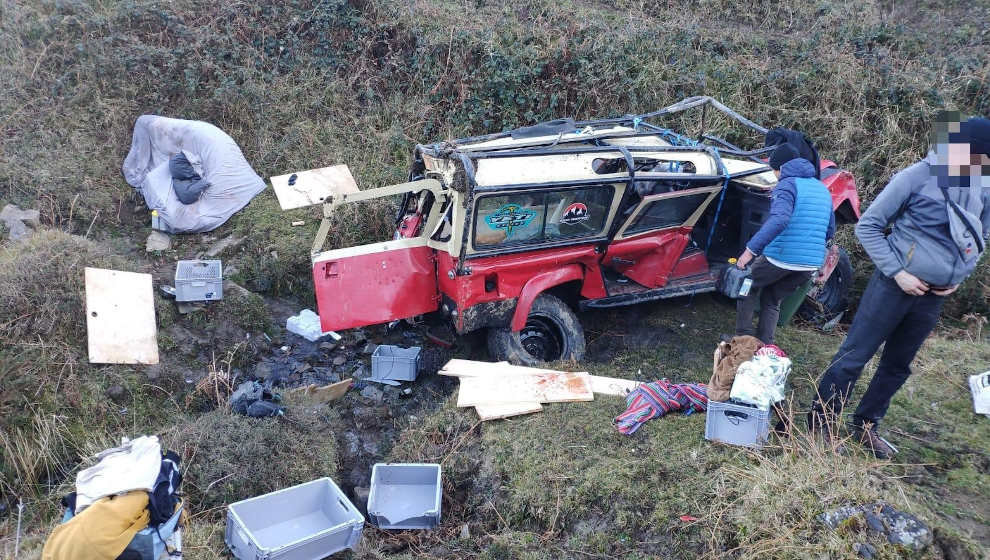 Vehículo siniestrado tras salirse de la vía en el puerto de Las Brañas y caer por la ladera