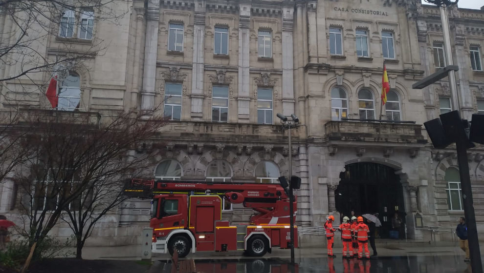 Bomberos retiran cascotes en el Ayuntamiento de Santander