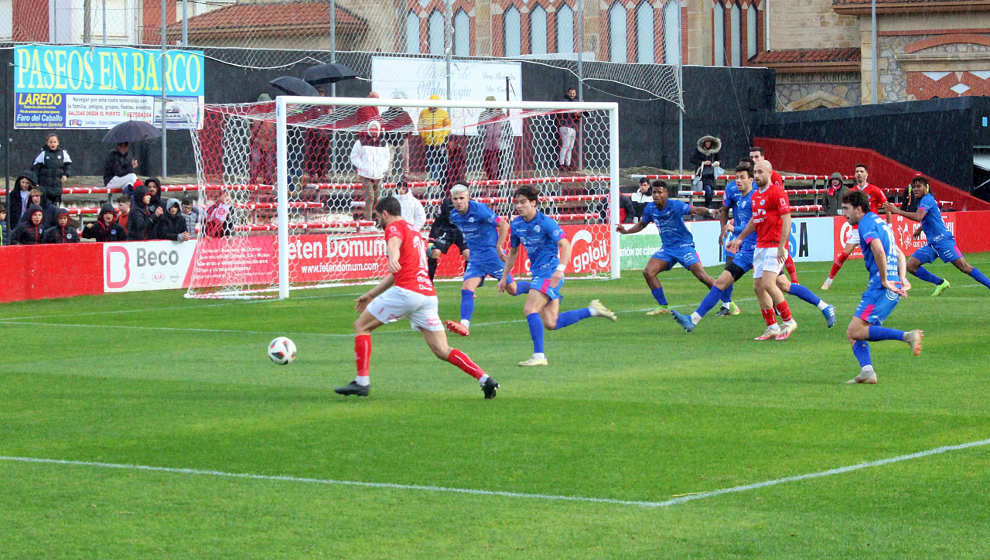 El Laredo ha perdido 0-2 en el duelo directo ante el Ourense CF