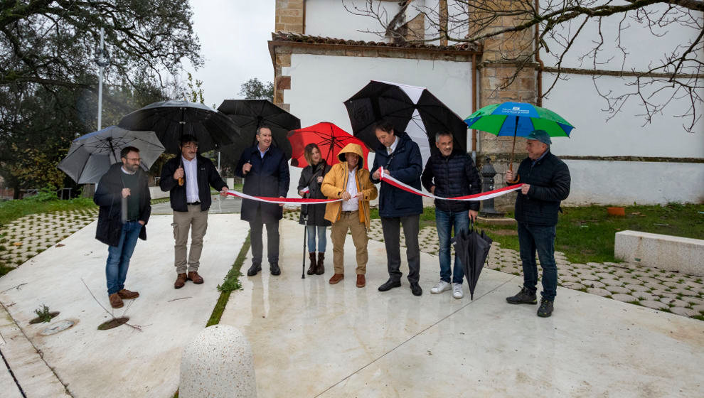 El consejero de Obras Públicas, José Luis Gochicoa, visita Villaescusa