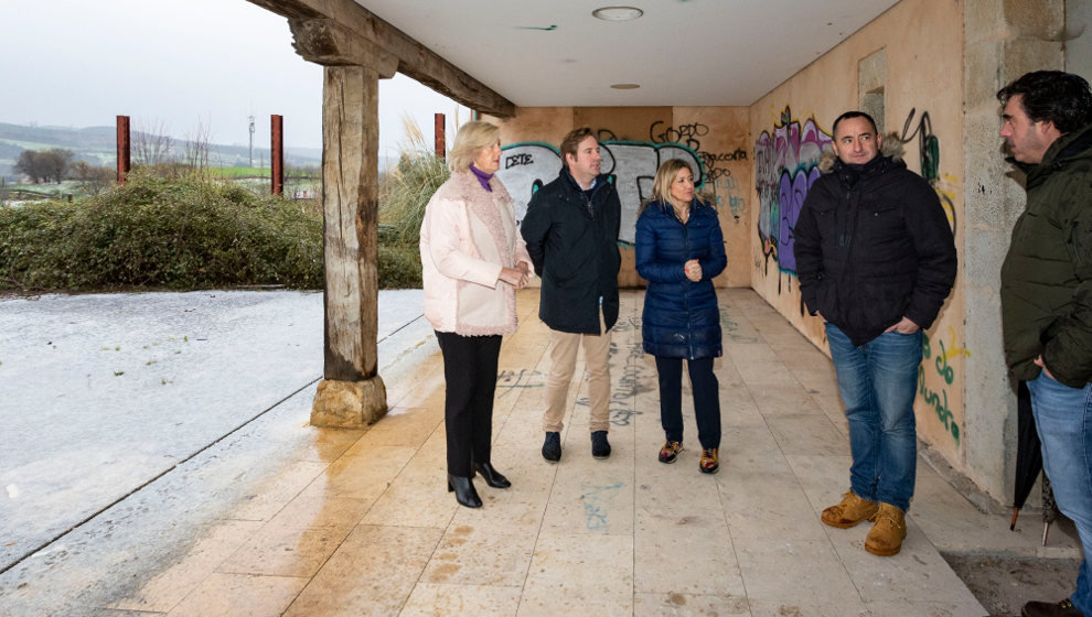 La consejera de Educación y Formación Profesional, Marina Lombó, visita las obras del nuevo centro de Educación Infantil de este municipio