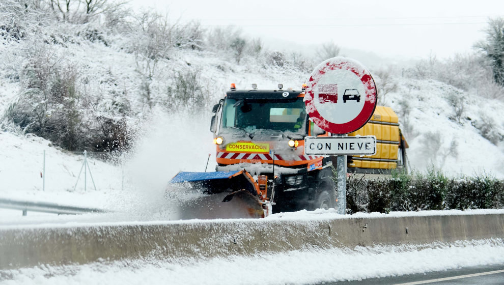 Una quitanieves en Cantabria