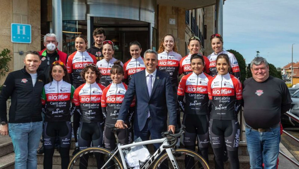 El equipo junto al vicepresidente de Cantabria, Pablo Zuloaga