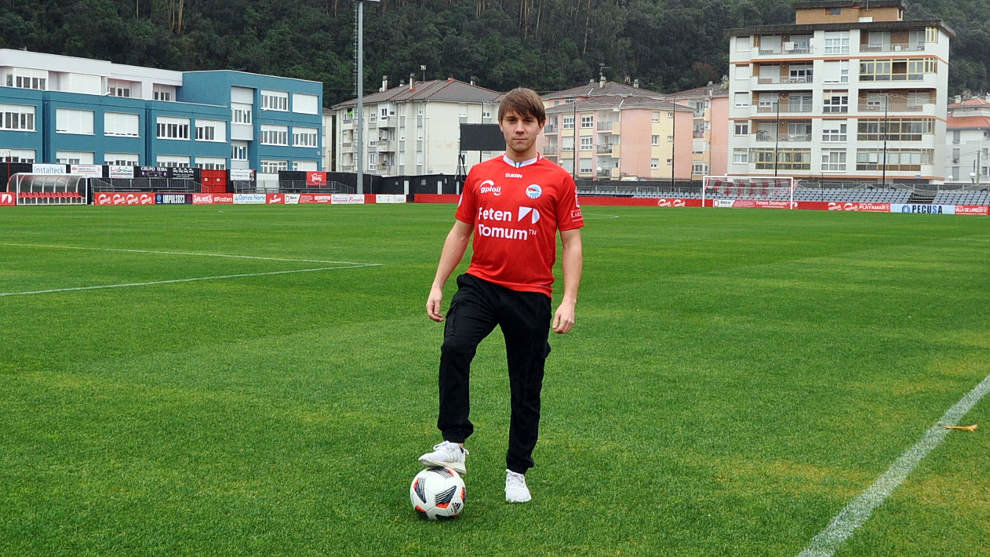 Adrián Carrión, jugador del CD Laredo