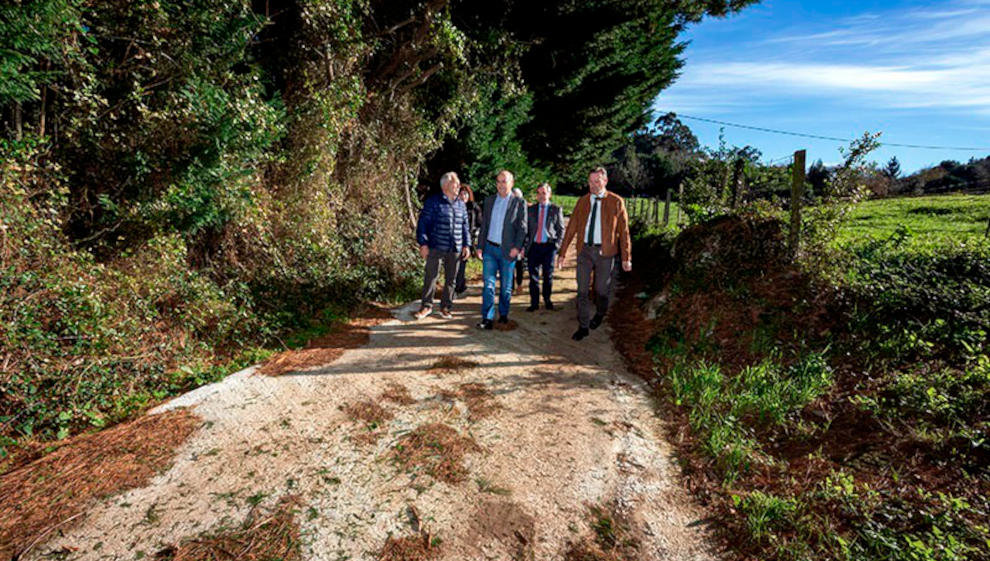 El consejero comprueba las mejoras realizadas en el camino rural de la localidad de Maoño en Bezana