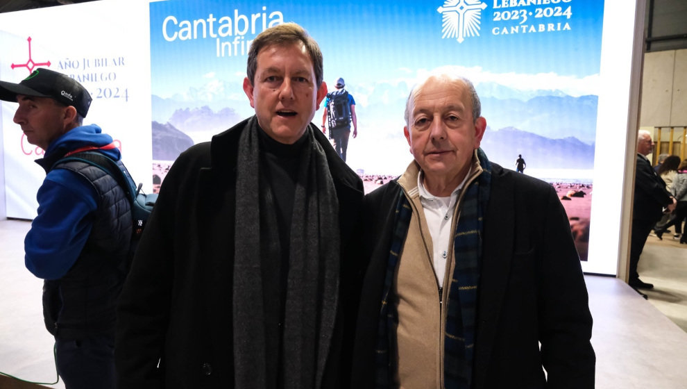 El alcalde de San Vicente de la Barquera, Dionisio Luguera, y el concejal de Turismo, José Luis Noriega, en Fitur.