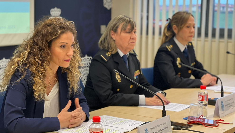 La delegada del Gobierno en Cantabria, Ainoa Quiñones; la jefa superior de la Policía Nacional en Cantabria, María del Carmen Martínez, y la de la Brigada Provincial de la Policía Judicial, María Paz López 