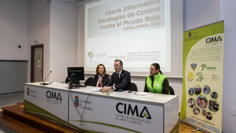 El consejero de Desarrollo Rural, Ganadería, Pesca, Alimentación y Medio Ambiente, Guillermo Blanco, presenta la charla informativa ‘Estrategias de control frente al picudo rojo de las palmeras’