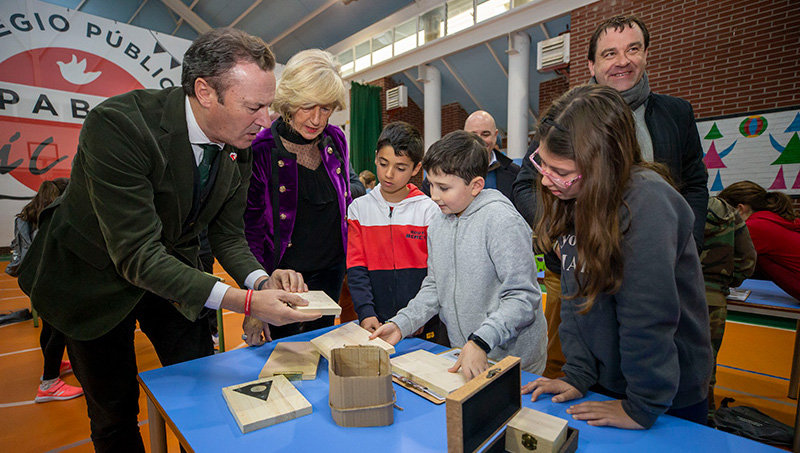 Los consejeros ayudan a los alumnos del Picasso a elaborar las cajas nido | Foto: Miguel López