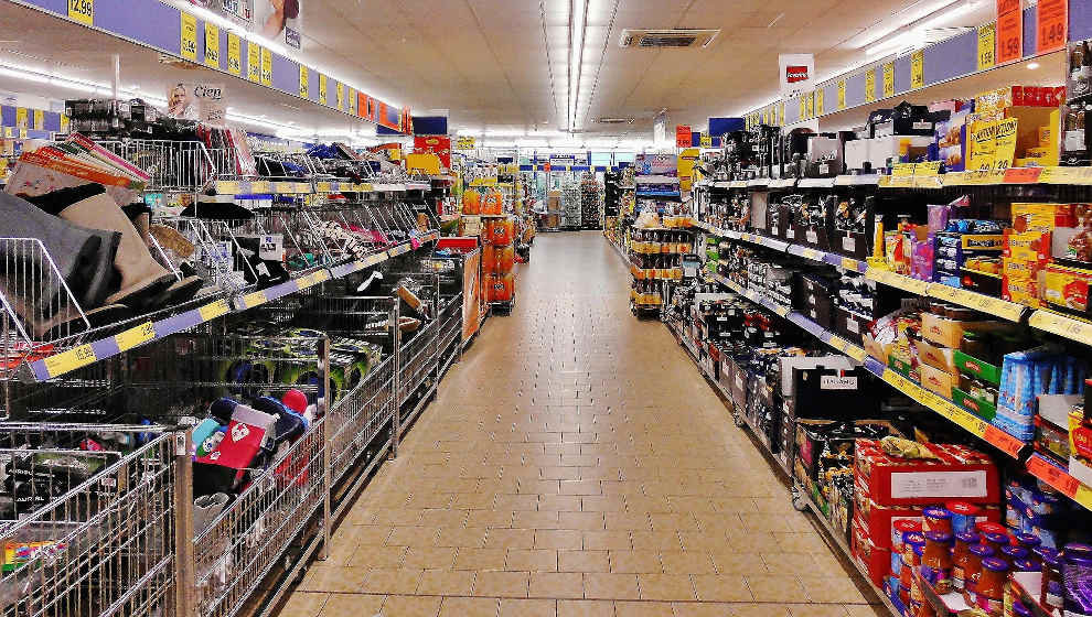 Estanterías en un supermercado