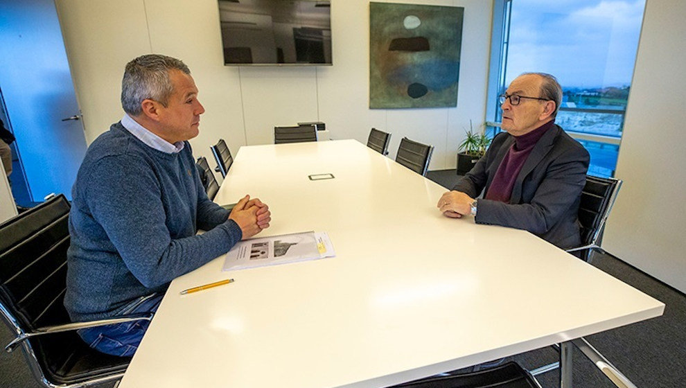 El consejero de Turismo, Javier López Marcano, e el alcalde de Mazcuerras, Javier Camino