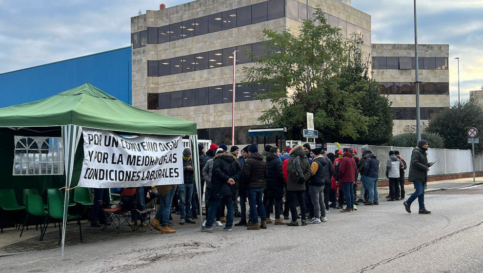 Trabajadores a las puertas de Aspla durante el segundo día de huelga indefinida