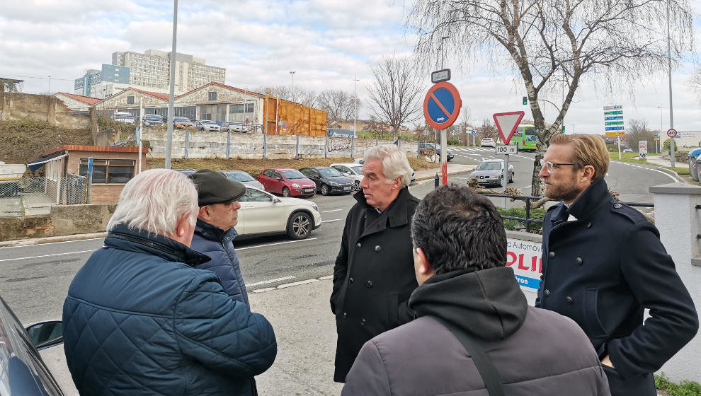 Los regionalistas José María Fuentes-Pila y Felipe Piña, en su visita al barrio de Cajo