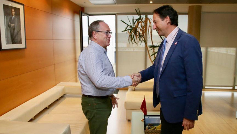 El alcalde de Campoo de Yuso, Eduardo Ortiz, y el consejero de Obras Públicas, José Luis Gochicoa, en una foto de archivo