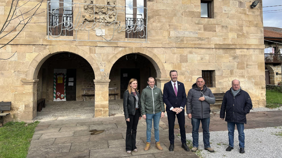 El consejero de Desarrollo Rural, Ganadería, Pesca, Alimentación y Medio Ambiente, Guillermo Blanco, visita las obras de mejora de eficiencia energética realizadas en la casa de Lope de Vega en Villafufre