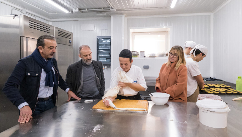 La consejera de Empleo y Políticas Sociales, Eugenia Gómez de Diego, visita las instalaciones del Obrador `El Lambión'