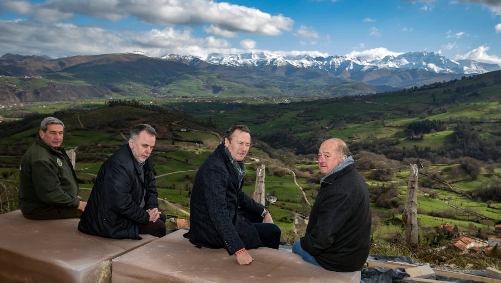 El consejero de Desarrollo Rural, Ganadería, Pesca, Alimentación y Medio Ambiente, Guillermo Blanco, visita las obras de construcción de un mirador en Aloños