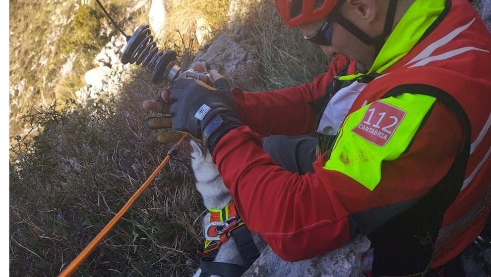 Imagen del rescate de un joven y un perro en la ruta de los Ojos del Diablo.

112 CANTABRIA

08/2/2023