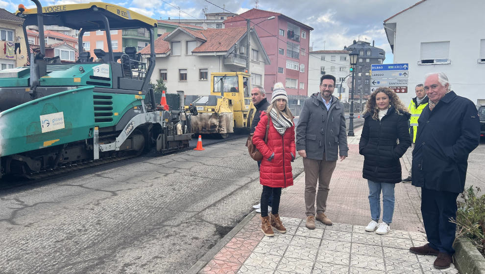 La delegada del Gobierno en Cantabria, Ainoa Quiñones, se reúne con el alcalde de Colindres, Javier Incera