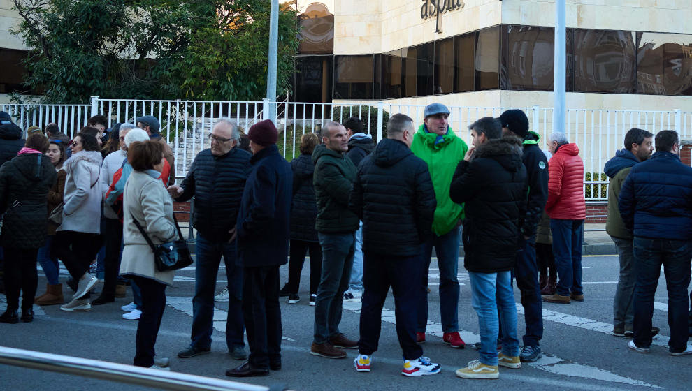 Trabajadores de Aspla en la sede de la empresa durante una manifestación