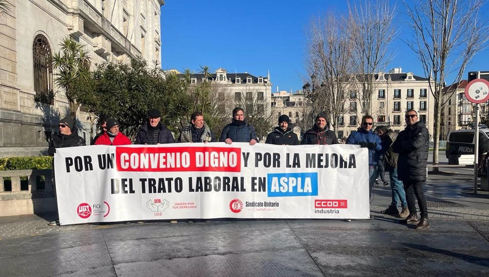 Miembros del comité de empresa de Aspla llevan su protesta a Santander coincidiendo con la visita de Nadia Calviño