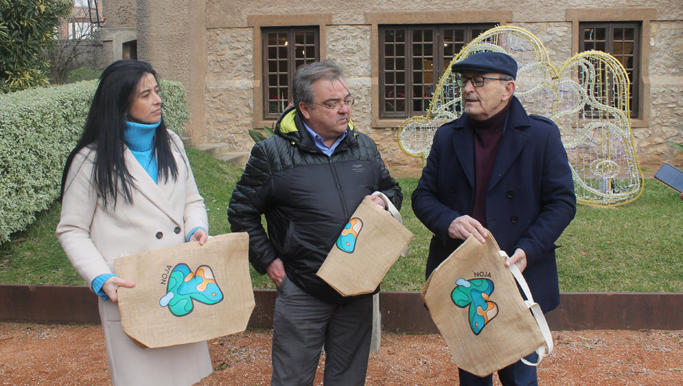 Fotografía de la visita del consejero de Comercio y las bolsas que se entregarán con los bonos