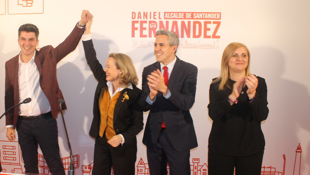 Daniel Fernández, Nadia Calviño, Pablo Zuloaga y Noelia Cobo saludan a los asistentes al acto del PSOE de Santander | Foto: edc