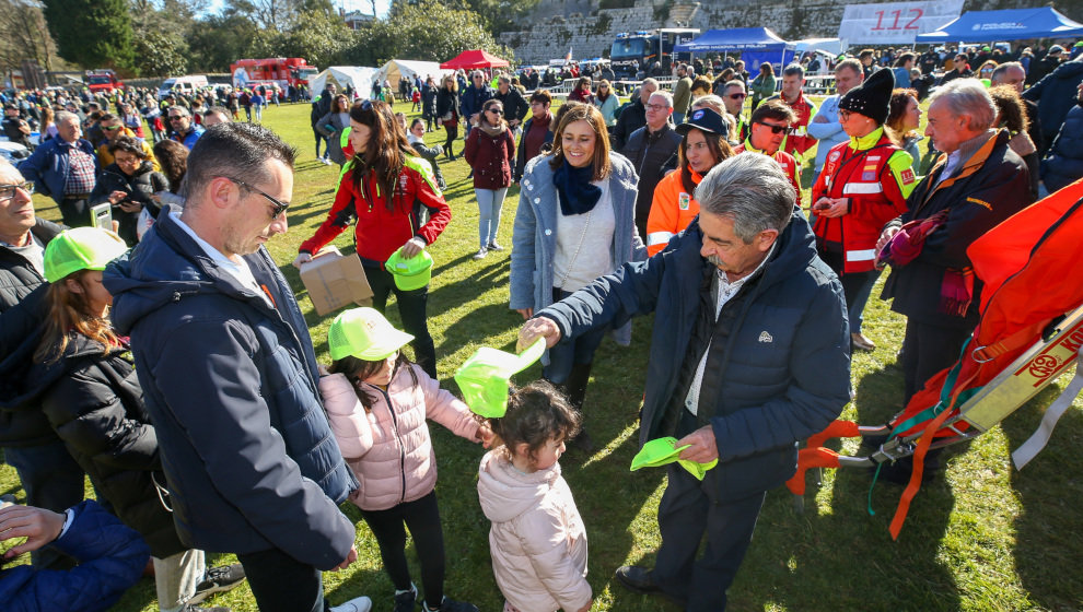 El presidente de Cantabria, Miguel Ángel Revilla, en la exhibición de vehículos y medios de emergencias, organizada por el 112, en la campa del Palacio de Sobrellano de Comillas.