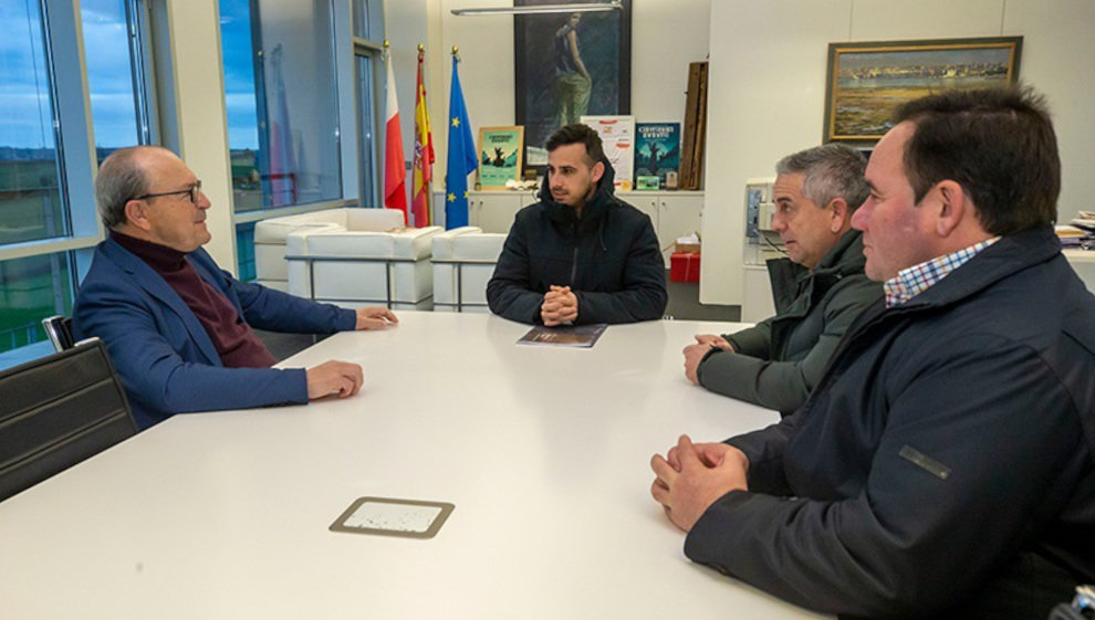 Reunión del consejero Javier López Marcano y el alcalde de Hazas de Cesto Alejandro Llano