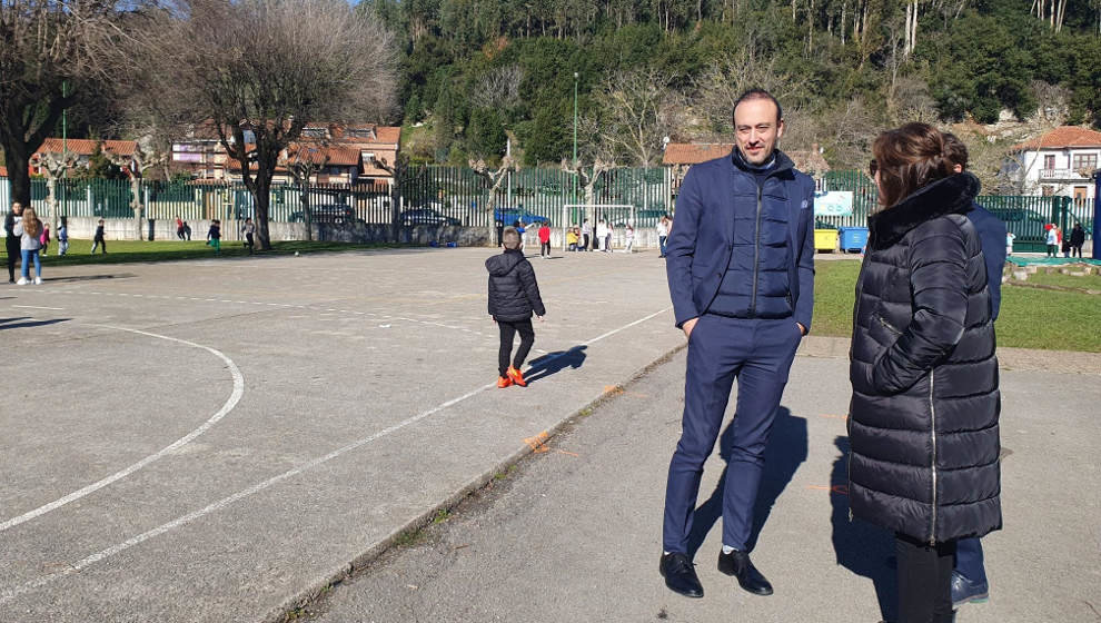 El alcalde de Torrelavega, Javier López Estrada, en la pista del colegio Matilde de la Torre, en Ganzo