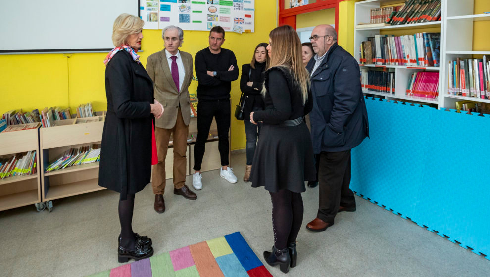 La consejera de Educación y Formación Profesional, Marina Lombó, en su visita el CEIP San Pedro Apostol de Arnuero.