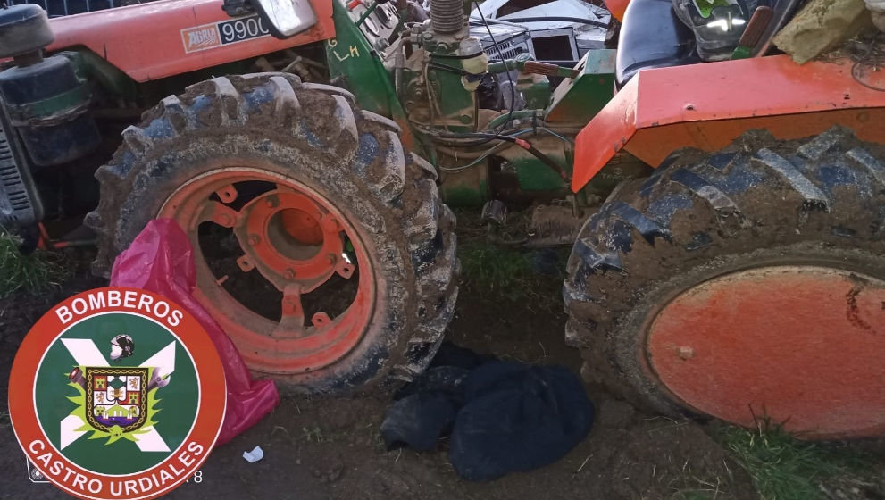 Tractor bajo el que quedó atrapado un hombre en Castro Urdiales