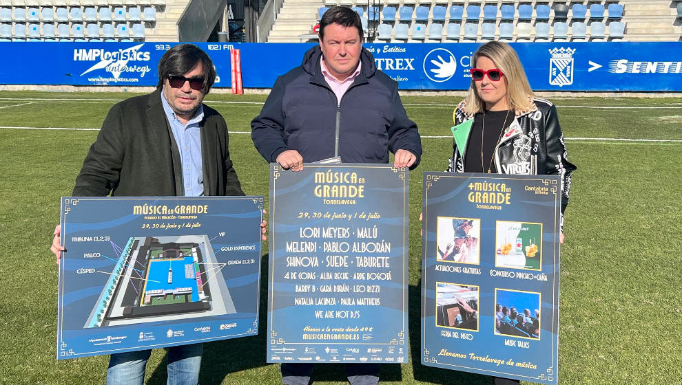 El gerente de Mouro Producciones y director de Música en Grande, Guillermo Vega, la concejala de Turismo de Torrelavega, Cristina García Viñas, y el director general de Cantur, Bernardo Colsa, presentan el cartel del festival