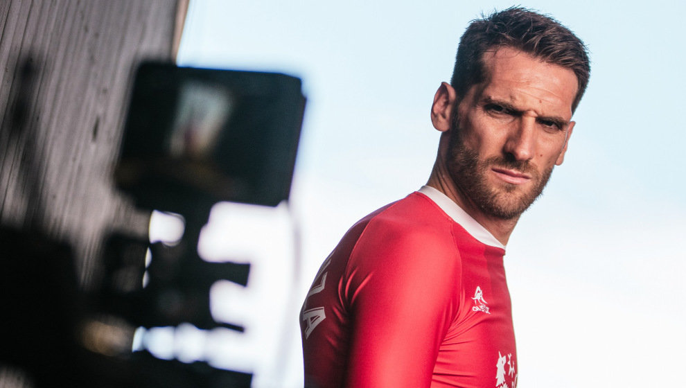 Fausto Tienza posa en Los Campos de Sport con la camiseta roja del tercer uniforme del Racing