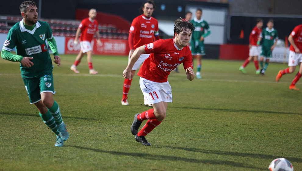 Adrián Carrión frente al Coruxo