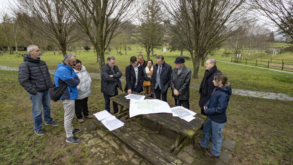 El consejero de Desarrollo Rural, Ganadería, Pesca, Alimentación y Medio Ambiente, Guillermo Blanco, presenta el proyecto de restauración medioambiental del Parque de La Lama.