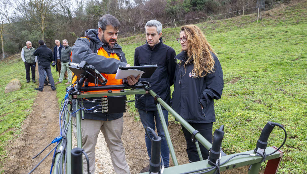 El vicepresidente y consejero de Universidades, Igualdad, Cultura y Deporte, Pablo Zuloaga, asiste a los trabajos de geolocalización de fosas de víctimas de la Guerra Civil.