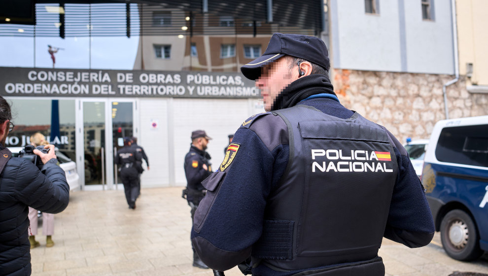 Varios policías en la entrada de la Consejería de Obras Públicas