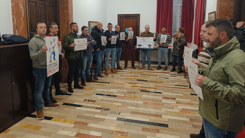 Protesta de los sindicatos con representación en la Policía Local antes de comenzar el Pleno del Ayuntamiento de Santander