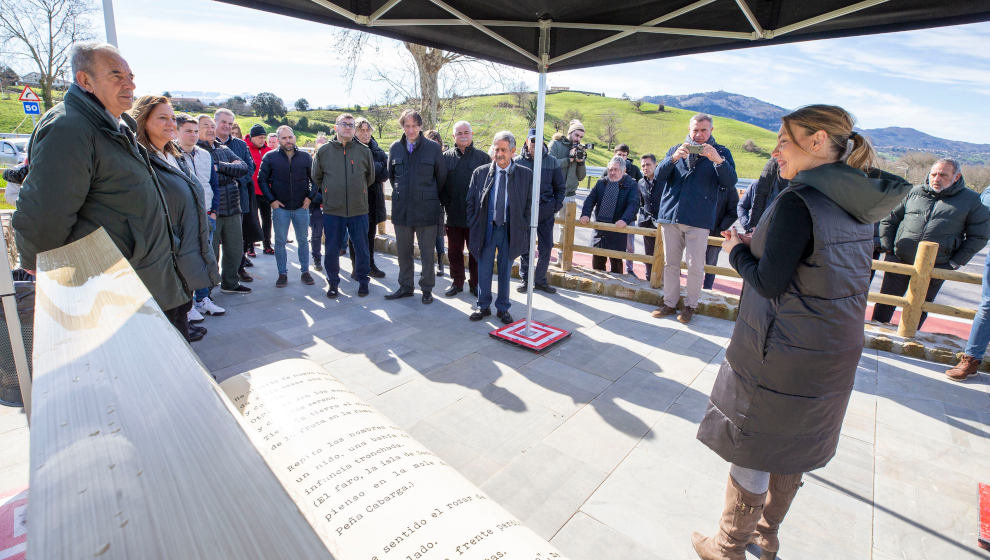 El presidente Cantabria, Miguel Ángel Revilla, y el consejero de Obras Públicas, Ordenación del Territorio y Urbanismo, José Luis Gochicoa, inauguran las obras de mejora de la CA-420 entre Orejo y Rubay