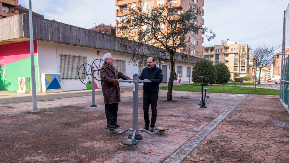 El concejal José Luis Urraca visita la zona de ejercicio de El Zapatón