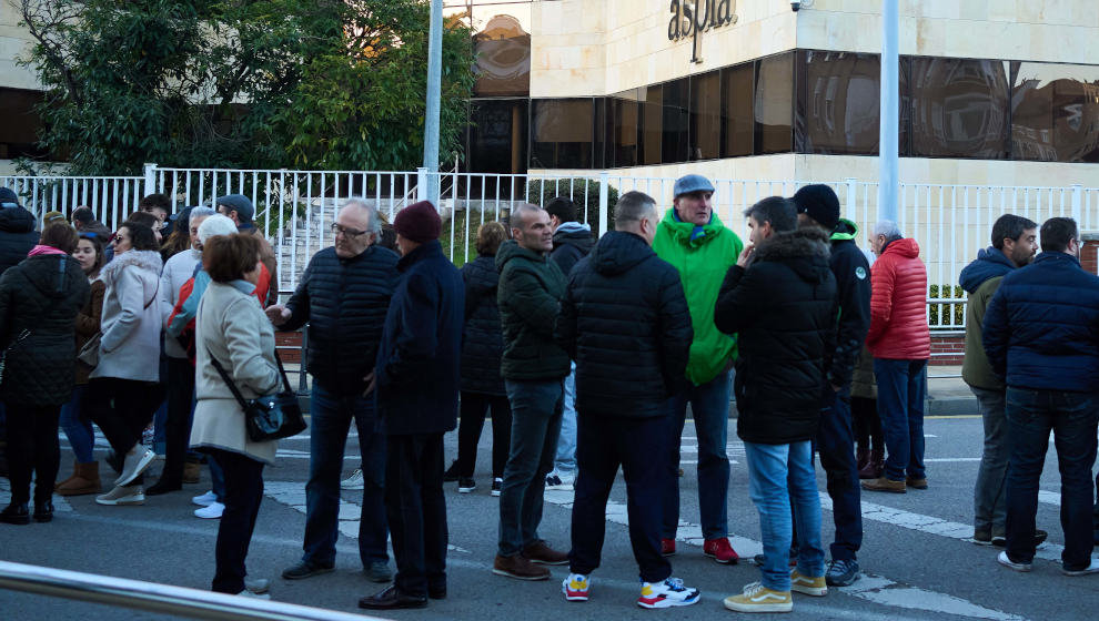 Trabajadores de la empresa Aspla en la sede de la empresa durante una manifestación